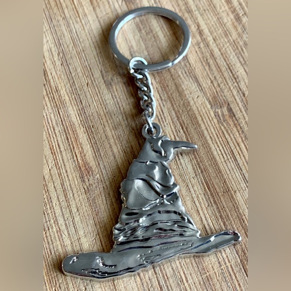 Officially Licensed Metal Raised Relief HARRY POTTER Raven Hat Keychain Fob - Picture 9 of 12
